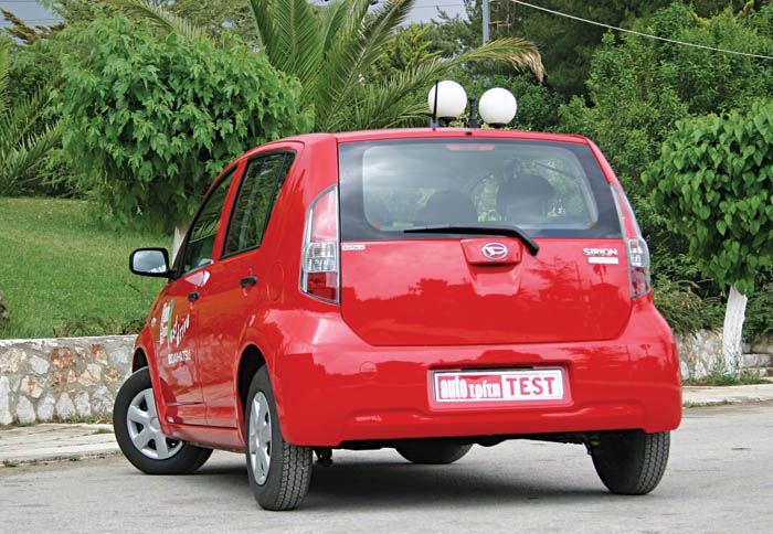 Στο πίσω μέρος του Sirion ξεχωρίζουν τα κάθετα φωτιστικά σώματα που τονίζουν το νεανικό χαρακτήρα του. Στο πίσω μέρος του Sirion ξεχωρίζουν τα κάθετα φωτιστικά σώματα που τονίζουν το νεανικό χαρακτήρα του.